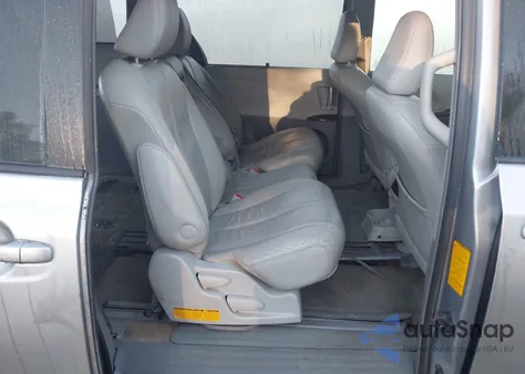 2013 Toyota Sienna Xle V6 8 Passenger z USA, uszkodzony, nr VIN 5TDYK3DC1DS320384